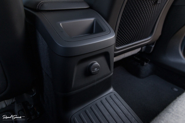 Volvo XC60 2.0 T8 Plug-in hybrid AWD Ultimate Dark Long range | Luchtvering | Bowers&Wilkins | Zwenkbare trekhaak | Panorama dak | Wol interieur |