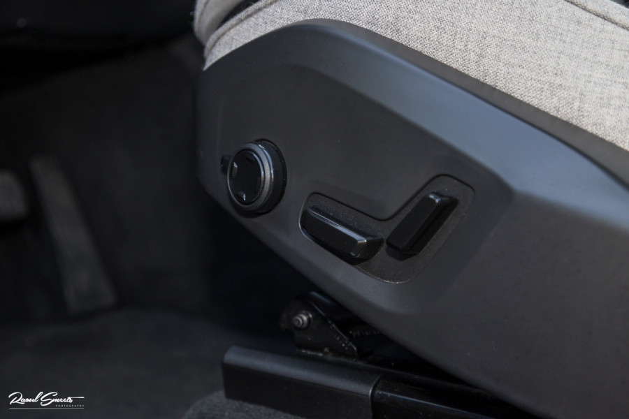 Volvo XC60 2.0 T8 Plug-in hybrid AWD Ultimate Dark Long range | Luchtvering | Bowers&Wilkins | Zwenkbare trekhaak | Panorama dak | Wol interieur |