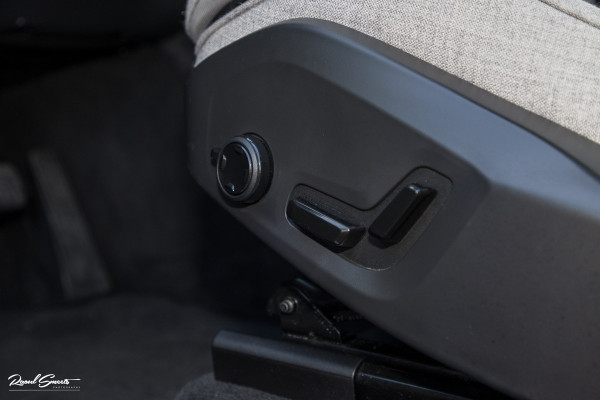 Volvo XC60 2.0 T8 Plug-in hybrid AWD Ultimate Dark Long range | Luchtvering | Bowers&Wilkins | Zwenkbare trekhaak | Panorama dak | Wol interieur |