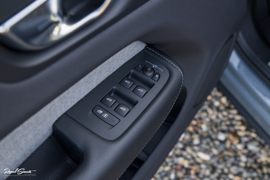 Volvo XC60 2.0 T8 Plug-in hybrid AWD Ultimate Dark Long range | Luchtvering | Bowers&Wilkins | Zwenkbare trekhaak | Panorama dak | Wol interieur |