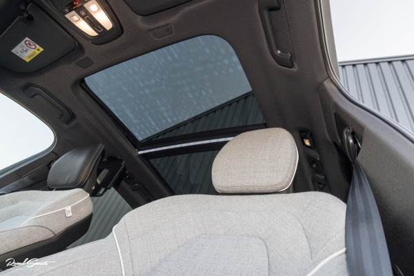 Volvo XC60 2.0 T8 Plug-in hybrid AWD Ultimate Dark Long range | Luchtvering | Bowers&Wilkins | Zwenkbare trekhaak | Panorama dak | Wol interieur |