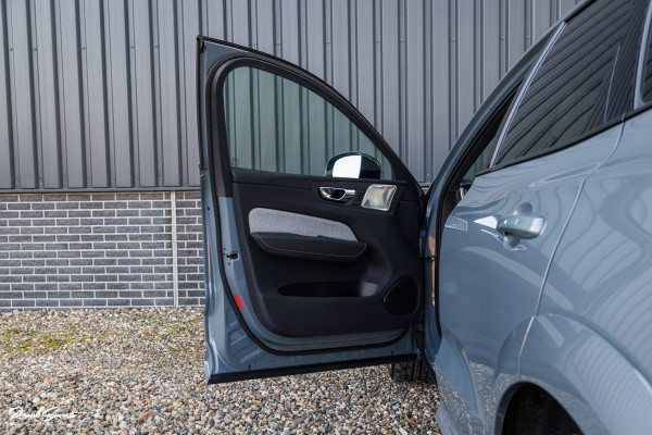 Volvo XC60 2.0 T8 Plug-in hybrid AWD Ultimate Dark Long range | Luchtvering | Bowers&Wilkins | Zwenkbare trekhaak | Panorama dak | Wol interieur |