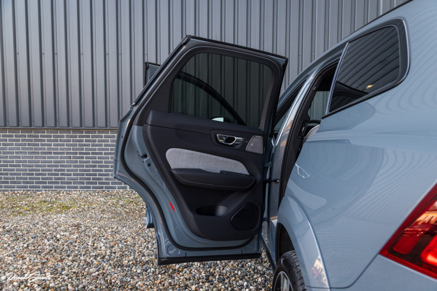 Volvo XC60 2.0 T8 Plug-in hybrid AWD Ultimate Dark Long range | Luchtvering | Bowers&Wilkins | Zwenkbare trekhaak | Panorama dak | Wol interieur |