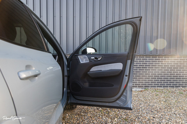 Volvo XC60 2.0 T8 Plug-in hybrid AWD Ultimate Dark Long range | Luchtvering | Bowers&Wilkins | Zwenkbare trekhaak | Panorama dak | Wol interieur |