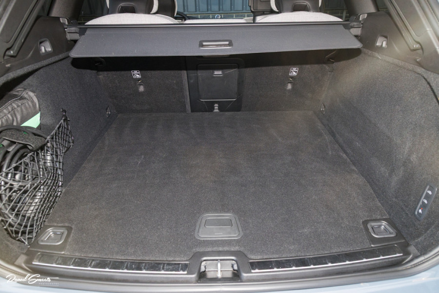 Volvo XC60 2.0 T8 Plug-in hybrid AWD Ultimate Dark Long range | Luchtvering | Bowers&Wilkins | Zwenkbare trekhaak | Panorama dak | Wol interieur |