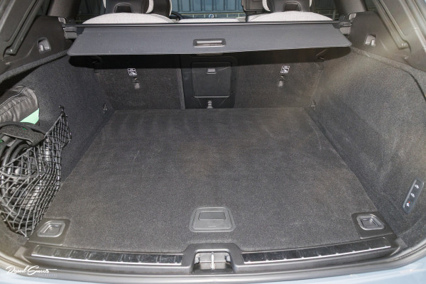 Volvo XC60 2.0 T8 Plug-in hybrid AWD Ultimate Dark Long range | Luchtvering | Bowers&Wilkins | Zwenkbare trekhaak | Panorama dak | Wol interieur |