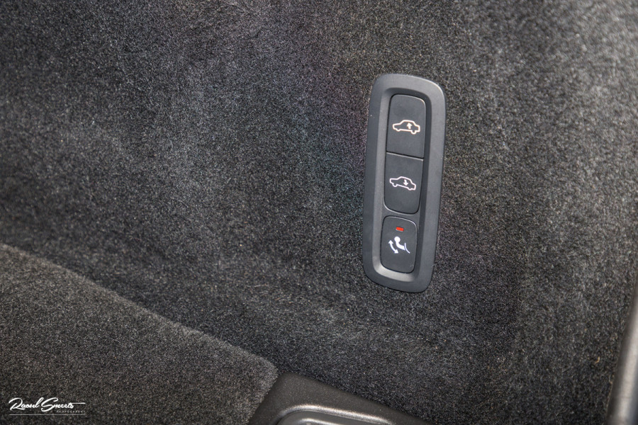 Volvo XC60 2.0 T8 Plug-in hybrid AWD Ultimate Dark Long range | Luchtvering | Bowers&Wilkins | Zwenkbare trekhaak | Panorama dak | Wol interieur |