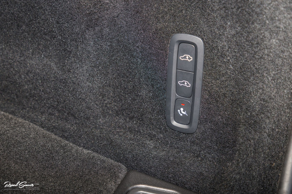 Volvo XC60 2.0 T8 Plug-in hybrid AWD Ultimate Dark Long range | Luchtvering | Bowers&Wilkins | Zwenkbare trekhaak | Panorama dak | Wol interieur |