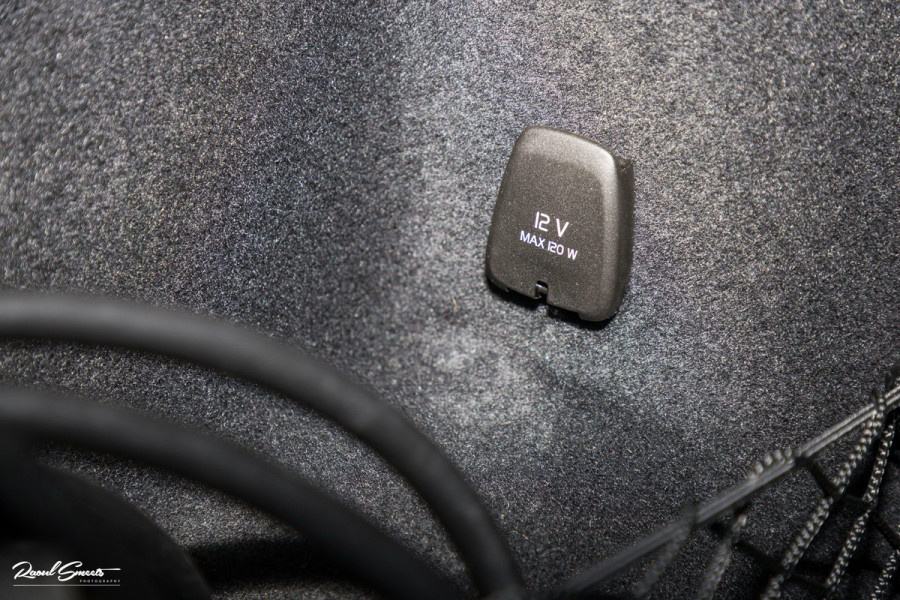 Volvo XC60 2.0 T8 Plug-in hybrid AWD Ultimate Dark Long range | Luchtvering | Bowers&Wilkins | Zwenkbare trekhaak | Panorama dak | Wol interieur |