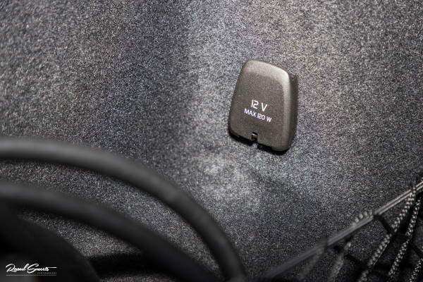 Volvo XC60 2.0 T8 Plug-in hybrid AWD Ultimate Dark Long range | Luchtvering | Bowers&Wilkins | Zwenkbare trekhaak | Panorama dak | Wol interieur |