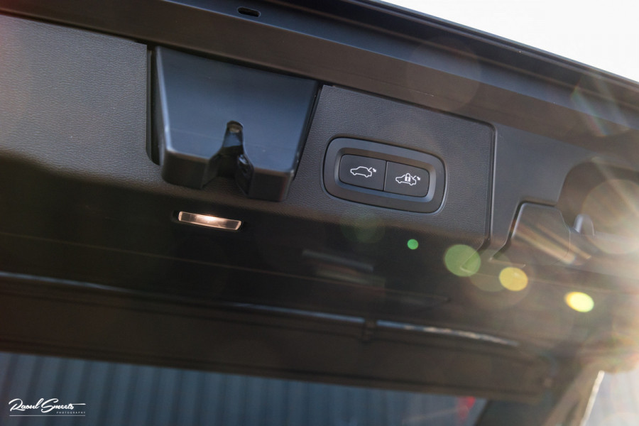 Volvo XC60 2.0 T8 Plug-in hybrid AWD Ultimate Dark Long range | Luchtvering | Bowers&Wilkins | Zwenkbare trekhaak | Panorama dak | Wol interieur |