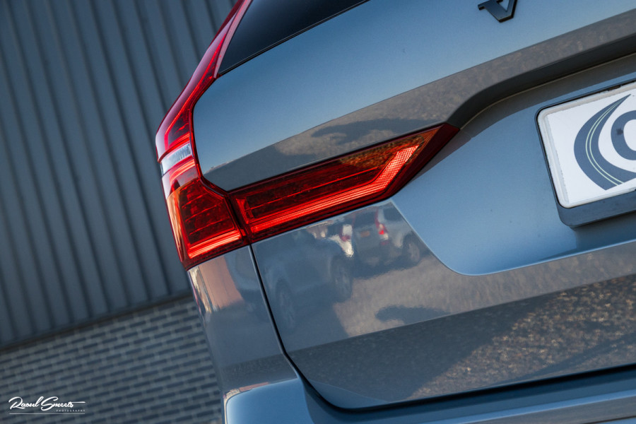 Volvo XC60 2.0 T8 Plug-in hybrid AWD Ultimate Dark Long range | Luchtvering | Bowers&Wilkins | Zwenkbare trekhaak | Panorama dak | Wol interieur |