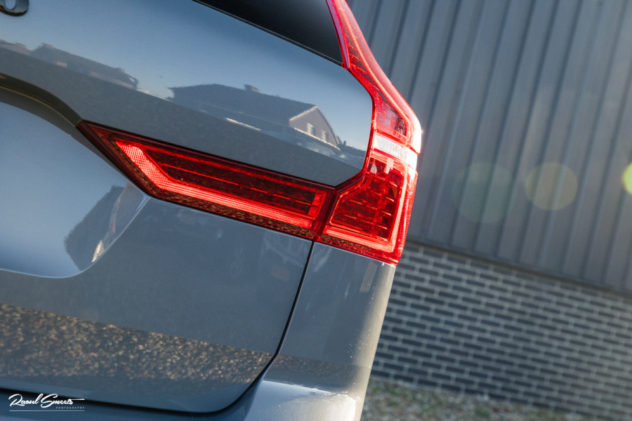 Volvo XC60 2.0 T8 Plug-in hybrid AWD Ultimate Dark Long range | Luchtvering | Bowers&Wilkins | Zwenkbare trekhaak | Panorama dak | Wol interieur |