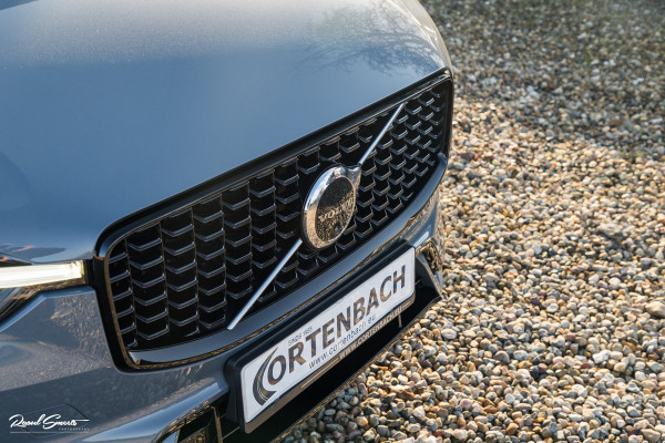 Volvo XC60 2.0 T8 Plug-in hybrid AWD Ultimate Dark Long range | Luchtvering | Bowers&Wilkins | Zwenkbare trekhaak | Panorama dak | Wol interieur |