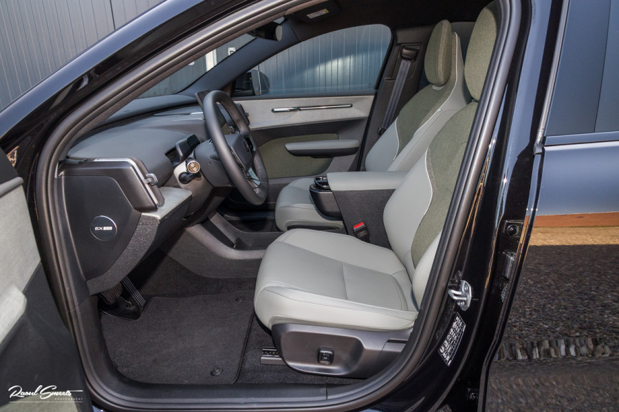Volvo EX30 Cross Country Twin Motor Performance Ultra 69 kWh | Nieuw | Adaptieve cruise | Panorama dak | Harman Kardon | Memory | Blis |