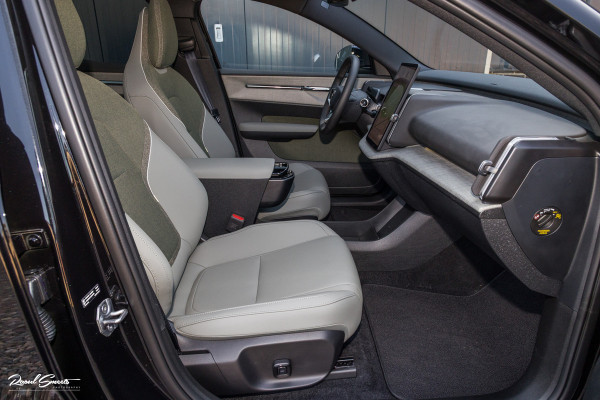 Volvo EX30 Cross Country Twin Motor Performance Ultra 69 kWh | Nieuw | Adaptieve cruise | Panorama dak | Harman Kardon | Memory | Blis |