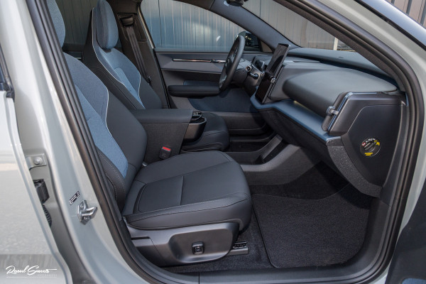 Volvo EX30 Cross Country Twin Motor Performance Ultra 69 kWh | Nieuw | Adaptieve cruise | Panorama dak | Harman Kardon | Memory | Blis |