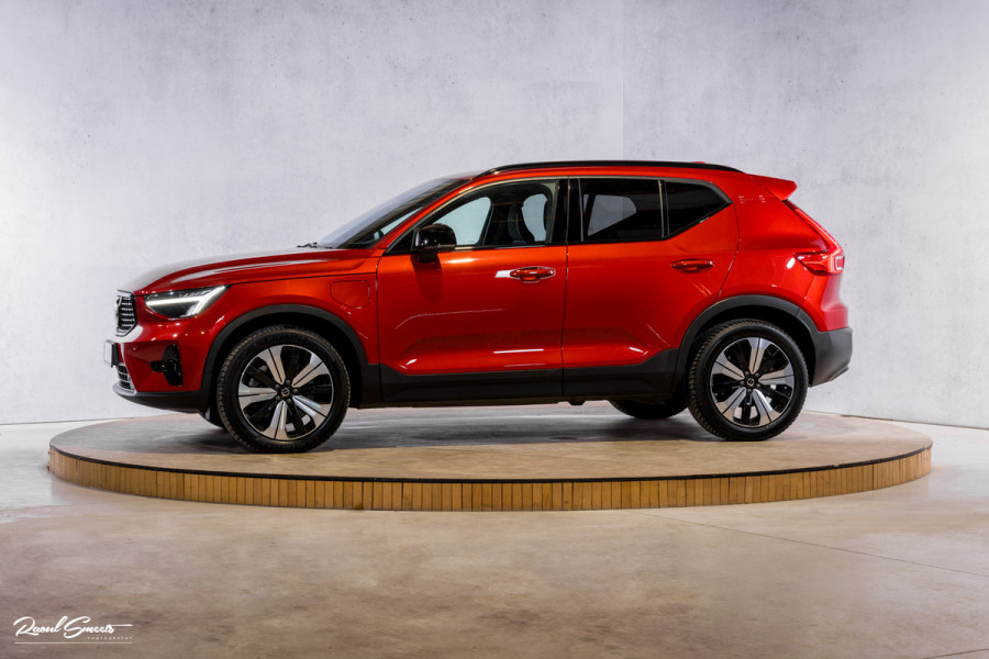 Volvo XC40 1.5 T4 Plug-in hybrid Plus Dark | Harman Kardon | Adaptieve cruise | Zwenkbare trekhaak | Blis | Memory |