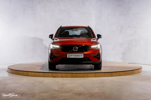 Volvo XC40 1.5 T4 Plug-in hybrid Plus Dark | Harman Kardon | Adaptieve cruise | Zwenkbare trekhaak | Blis | Memory |