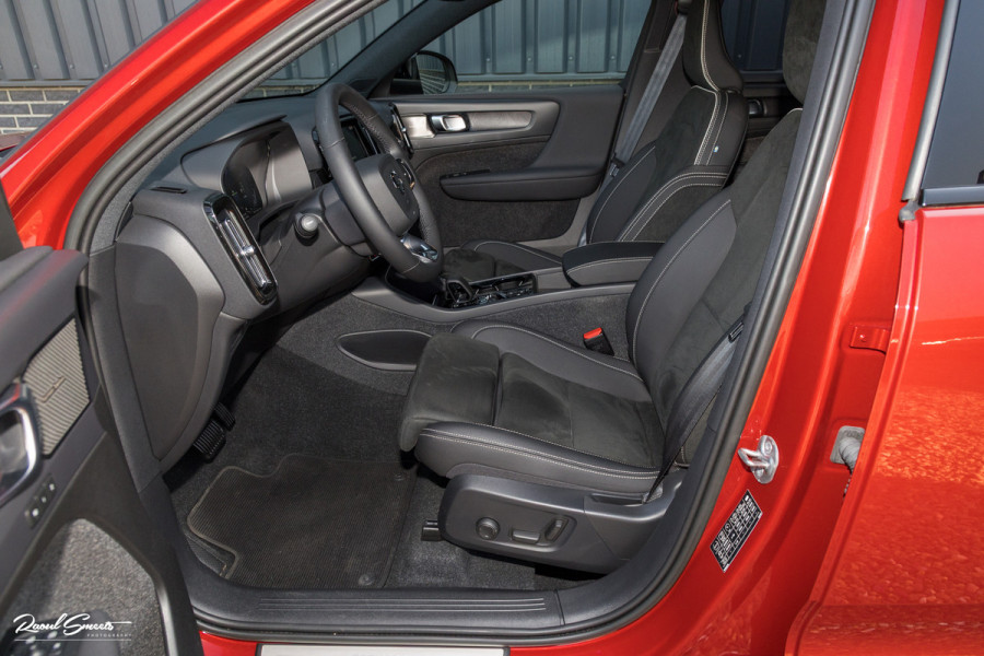 Volvo XC40 1.5 T4 Plug-in hybrid Plus Dark | Harman Kardon | Adaptieve cruise | Zwenkbare trekhaak | Blis | Memory |