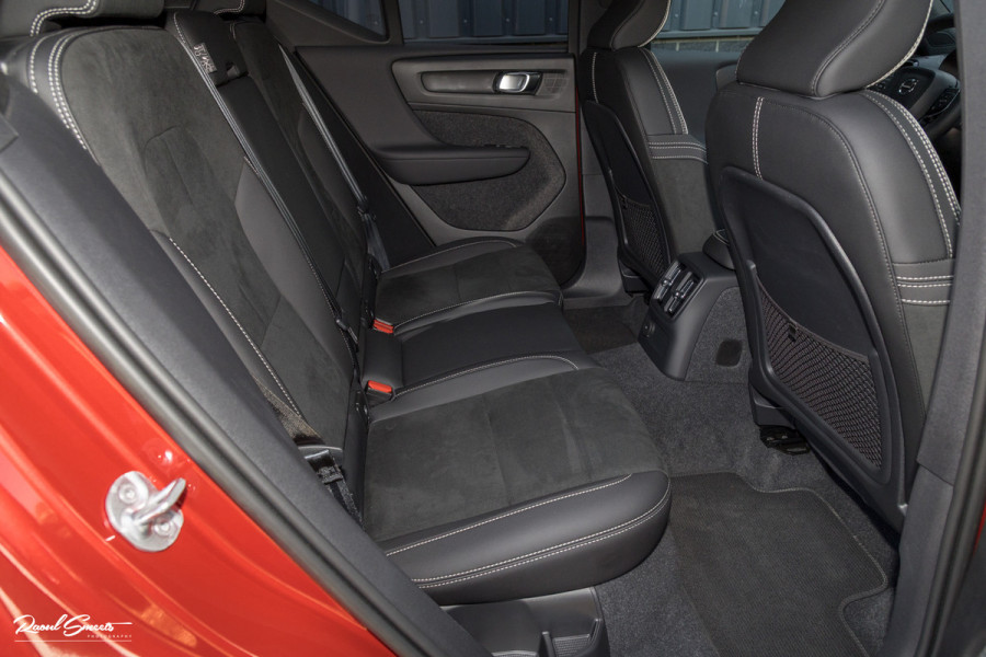 Volvo XC40 1.5 T4 Plug-in hybrid Plus Dark | Harman Kardon | Adaptieve cruise | Zwenkbare trekhaak | Blis | Memory |