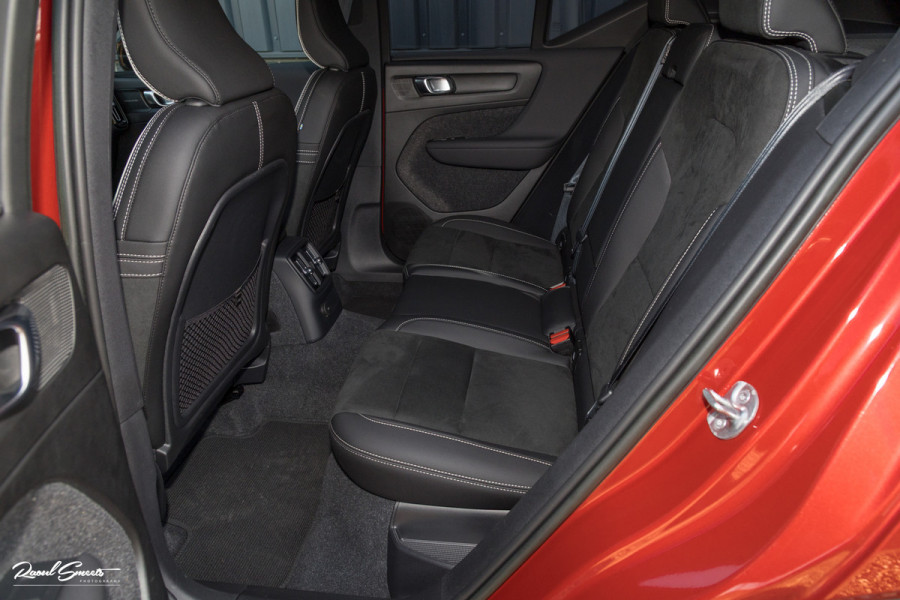 Volvo XC40 1.5 T4 Plug-in hybrid Plus Dark | Harman Kardon | Adaptieve cruise | Zwenkbare trekhaak | Blis | Memory |