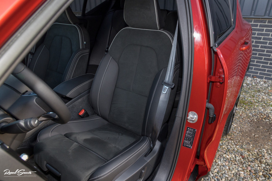 Volvo XC40 1.5 T4 Plug-in hybrid Plus Dark | Harman Kardon | Adaptieve cruise | Zwenkbare trekhaak | Blis | Memory |