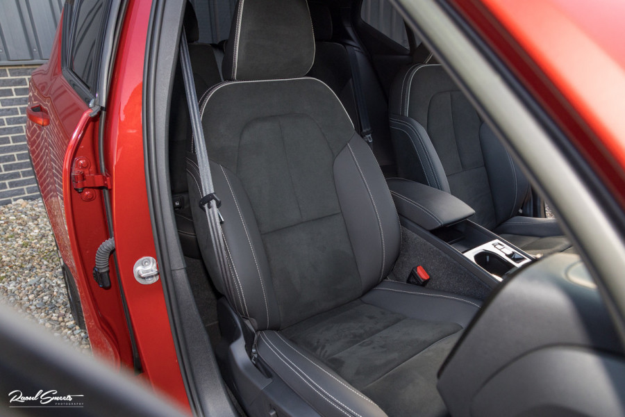 Volvo XC40 1.5 T4 Plug-in hybrid Plus Dark | Harman Kardon | Adaptieve cruise | Zwenkbare trekhaak | Blis | Memory |