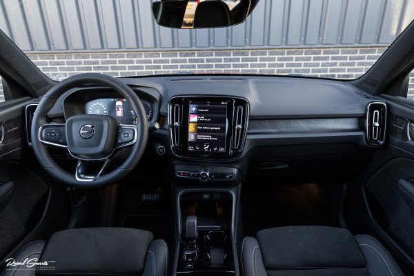 Volvo XC40 1.5 T4 Plug-in hybrid Plus Dark | Harman Kardon | Adaptieve cruise | Zwenkbare trekhaak | Blis | Memory |