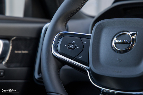 Volvo XC40 1.5 T4 Plug-in hybrid Plus Dark | Harman Kardon | Adaptieve cruise | Zwenkbare trekhaak | Blis | Memory |