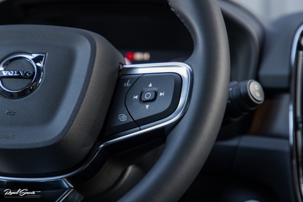 Volvo XC40 1.5 T4 Plug-in hybrid Plus Dark | Harman Kardon | Adaptieve cruise | Zwenkbare trekhaak | Blis | Memory |