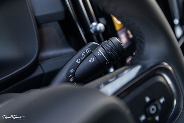 Volvo XC40 1.5 T4 Plug-in hybrid Plus Dark | Harman Kardon | Adaptieve cruise | Zwenkbare trekhaak | Blis | Memory |