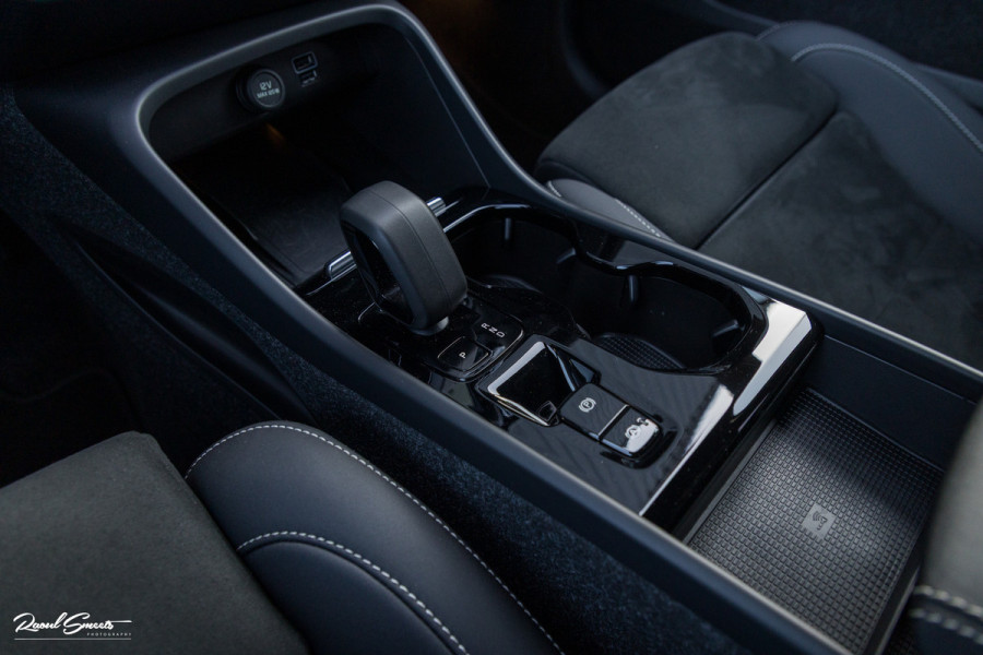 Volvo XC40 1.5 T4 Plug-in hybrid Plus Dark | Harman Kardon | Adaptieve cruise | Zwenkbare trekhaak | Blis | Memory |