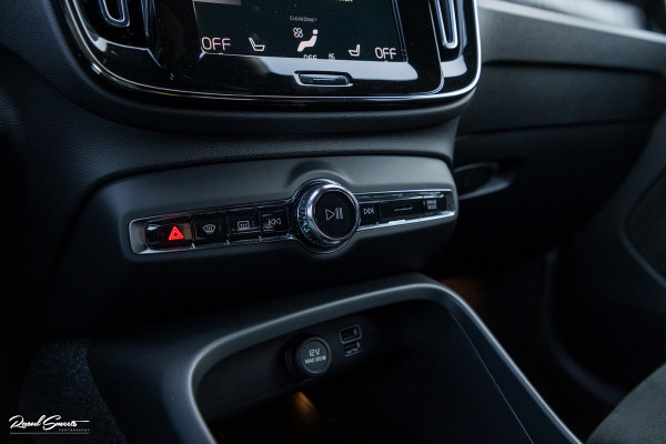 Volvo XC40 1.5 T4 Plug-in hybrid Plus Dark | Harman Kardon | Adaptieve cruise | Zwenkbare trekhaak | Blis | Memory |