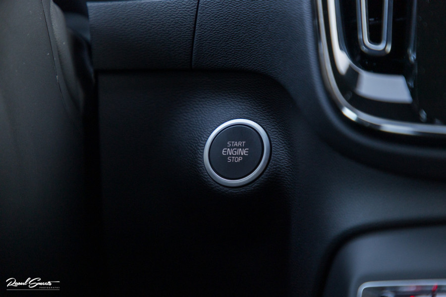 Volvo XC40 1.5 T4 Plug-in hybrid Plus Dark | Harman Kardon | Adaptieve cruise | Zwenkbare trekhaak | Blis | Memory |