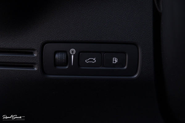 Volvo XC40 1.5 T4 Plug-in hybrid Plus Dark | Harman Kardon | Adaptieve cruise | Zwenkbare trekhaak | Blis | Memory |