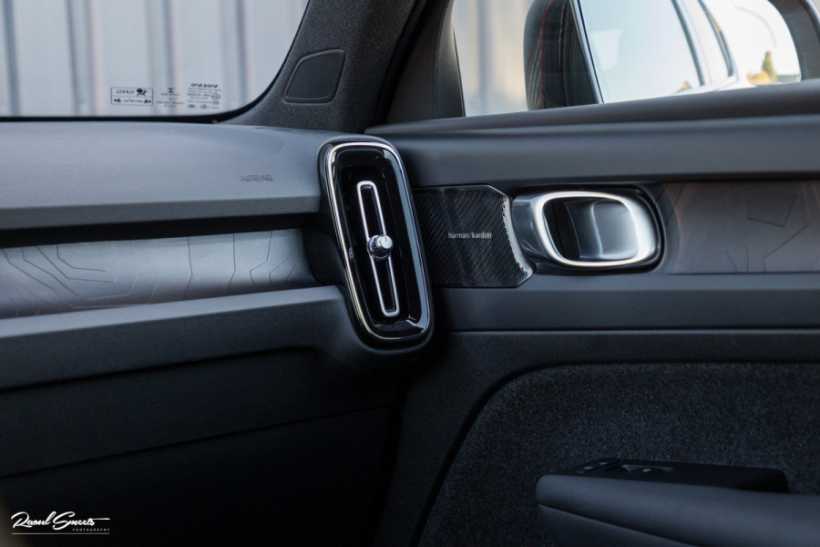 Volvo XC40 1.5 T4 Plug-in hybrid Plus Dark | Harman Kardon | Adaptieve cruise | Zwenkbare trekhaak | Blis | Memory |