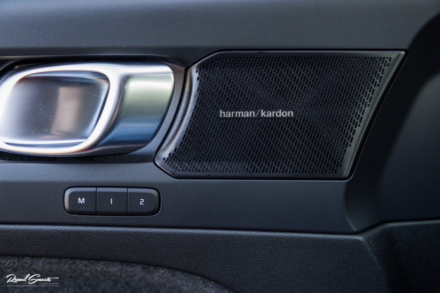 Volvo XC40 1.5 T4 Plug-in hybrid Plus Dark | Harman Kardon | Adaptieve cruise | Zwenkbare trekhaak | Blis | Memory |