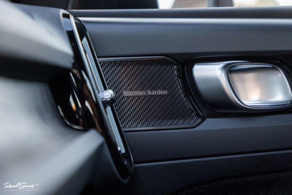 Volvo XC40 1.5 T4 Plug-in hybrid Plus Dark | Harman Kardon | Adaptieve cruise | Zwenkbare trekhaak | Blis | Memory |