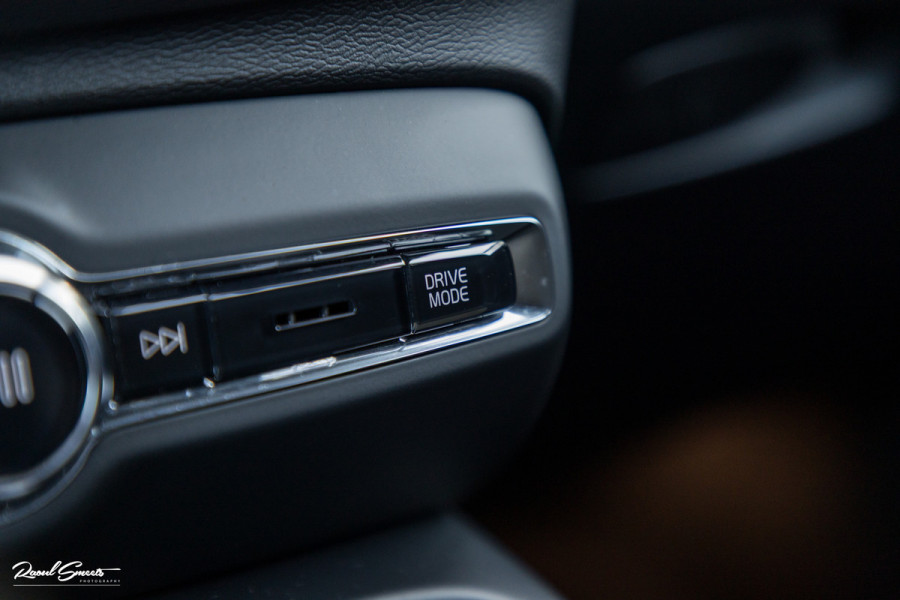 Volvo XC40 1.5 T4 Plug-in hybrid Plus Dark | Harman Kardon | Adaptieve cruise | Zwenkbare trekhaak | Blis | Memory |