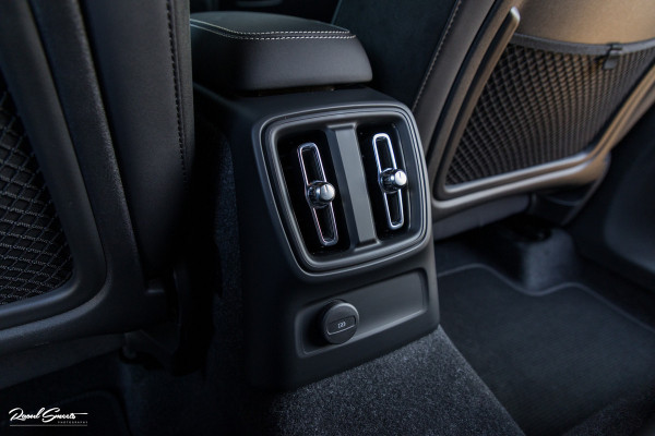 Volvo XC40 1.5 T4 Plug-in hybrid Plus Dark | Harman Kardon | Adaptieve cruise | Zwenkbare trekhaak | Blis | Memory |