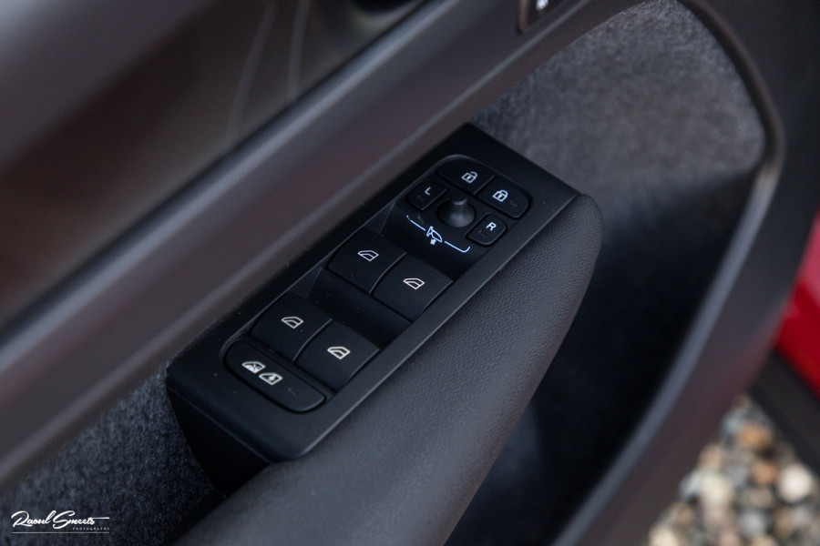 Volvo XC40 1.5 T4 Plug-in hybrid Plus Dark | Harman Kardon | Adaptieve cruise | Zwenkbare trekhaak | Blis | Memory |