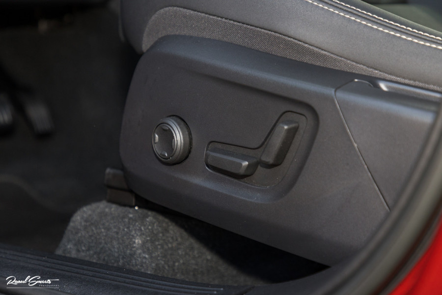 Volvo XC40 1.5 T4 Plug-in hybrid Plus Dark | Harman Kardon | Adaptieve cruise | Zwenkbare trekhaak | Blis | Memory |