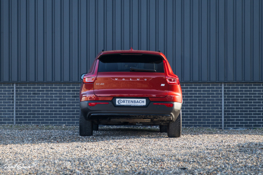 Volvo XC40 1.5 T4 Plug-in hybrid Plus Dark | Harman Kardon | Adaptieve cruise | Zwenkbare trekhaak | Blis | Memory |