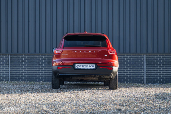 Volvo XC40 1.5 T4 Plug-in hybrid Plus Dark | Harman Kardon | Adaptieve cruise | Zwenkbare trekhaak | Blis | Memory |