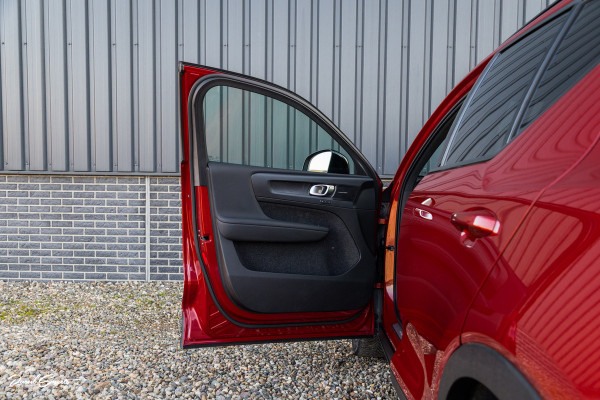 Volvo XC40 1.5 T4 Plug-in hybrid Plus Dark | Harman Kardon | Adaptieve cruise | Zwenkbare trekhaak | Blis | Memory |