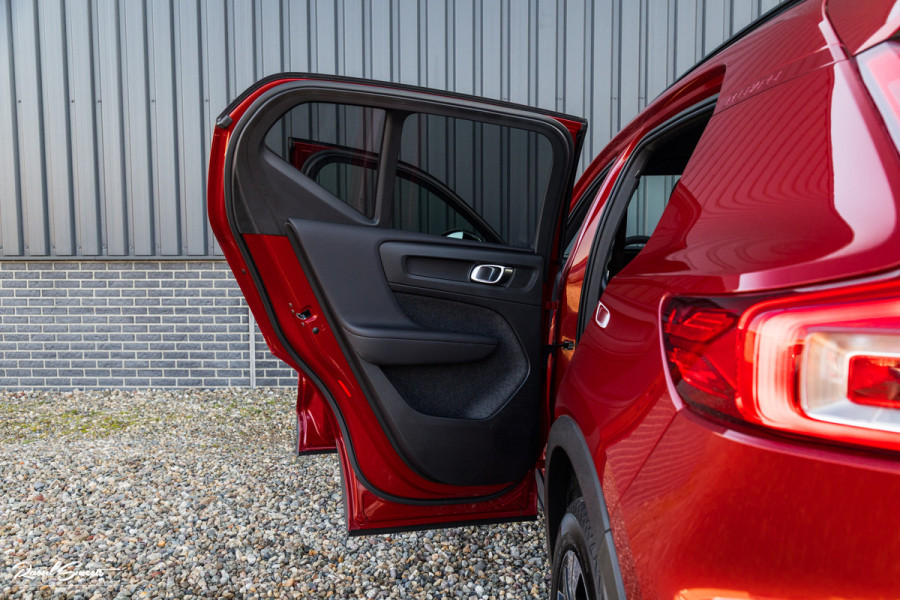 Volvo XC40 1.5 T4 Plug-in hybrid Plus Dark | Harman Kardon | Adaptieve cruise | Zwenkbare trekhaak | Blis | Memory |