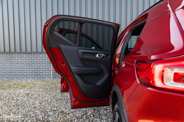 Volvo XC40 1.5 T4 Plug-in hybrid Plus Dark | Harman Kardon | Adaptieve cruise | Zwenkbare trekhaak | Blis | Memory |