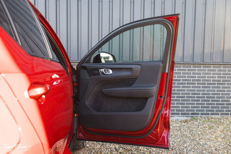 Volvo XC40 1.5 T4 Plug-in hybrid Plus Dark | Harman Kardon | Adaptieve cruise | Zwenkbare trekhaak | Blis | Memory |