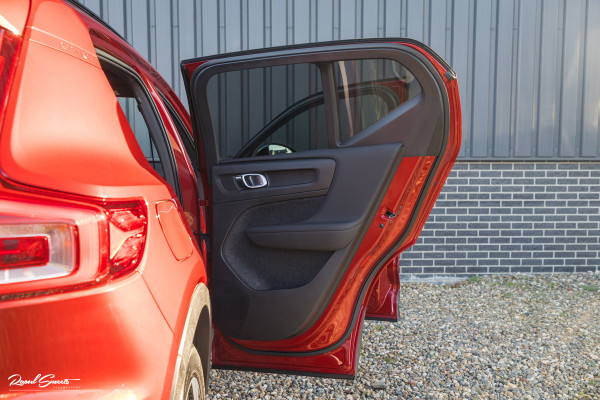 Volvo XC40 1.5 T4 Plug-in hybrid Plus Dark | Harman Kardon | Adaptieve cruise | Zwenkbare trekhaak | Blis | Memory |